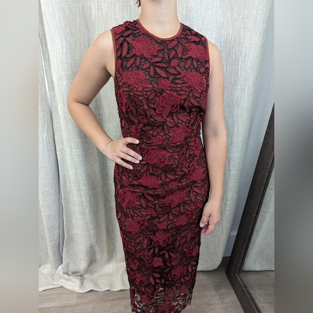 White House Black Market Size 2 Women's Burgundy Tonal Lace Sheathe